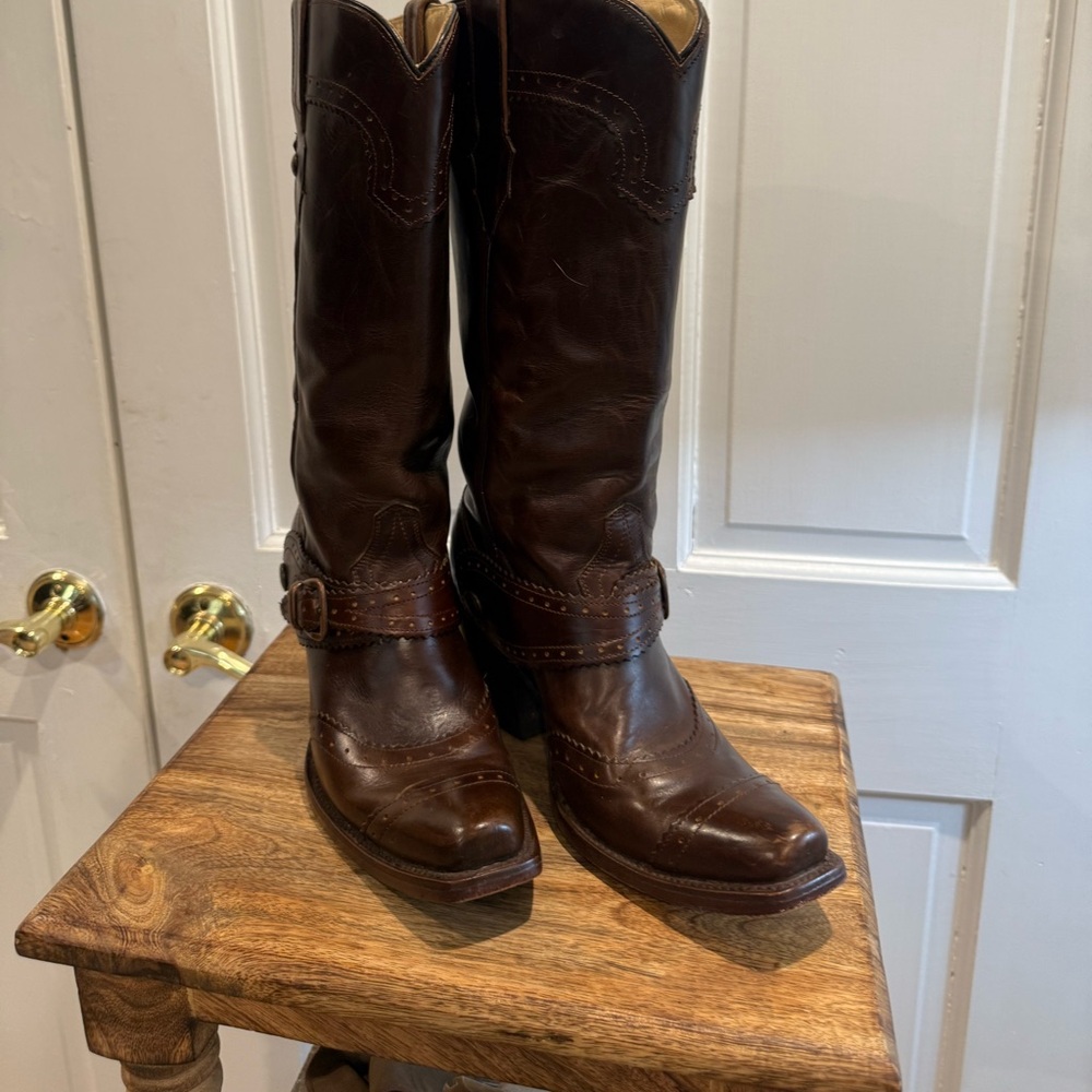 Corral leather slip on brown cowboy boots size 7 and fits true to size.